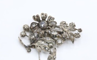 Broche en argent et or orné de diamants taille ancienne, en forme d'un bouquet de...