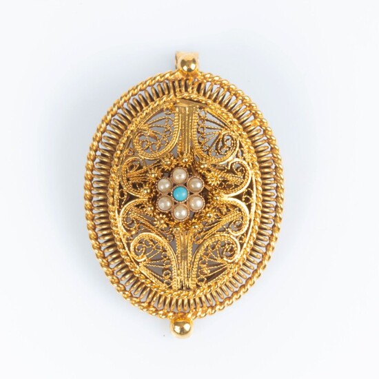 Broche-pendentif en or filigrané ornée d'une fleur sertie de turquoise et demi-perles. 15,44 g. 42...