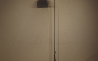 Bruno Gechelin (1939) / Skipper : Lampadaire halogène, modèle Mezzaluna, dessiné en 1974, fût tubulaire...