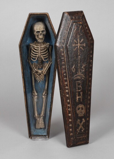 Cercueil de tableprobablement du sud de l'Allemagne, daté 1765 et monogrammé BH, bois tendre sculpté...