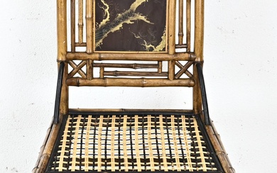 Chaise ancienne en bambou avec panneau laqué. Chine ou Japon. Vers 1900. Dimensions : 95...