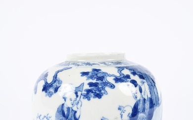 Chine, XVIIIe-XIXe siècle. Pot sphérique en porcelaine bleu-blanc, à décor d’une femme et deux enfants...