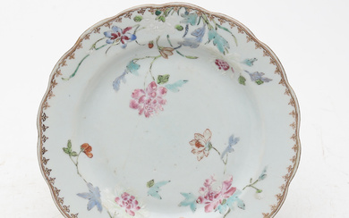 Chinese Qianlong dish in “rose family” porcelain by Indian Company, circa 1770.