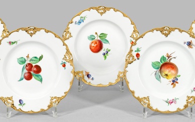 Cinq assiettes décoratives Motifs de fruits et de fleurs sur miroir et drapeau en fine...
