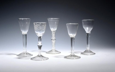 Cinq verres à vin c.1750-60, deux avec des bols ronds en entonnoir et un avec...