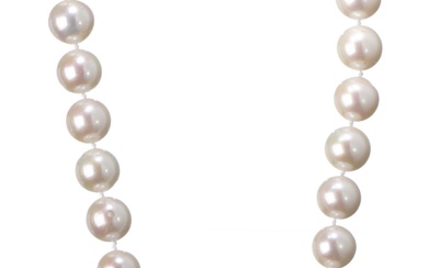 Collier de 32 perles de culture avec un fermoir triangulaire en or bicolore