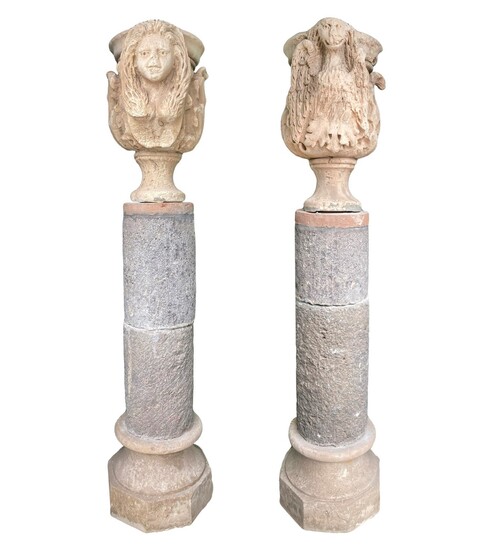 Coppia di colonne, sormontate da vasi del XVII secolo, raffi