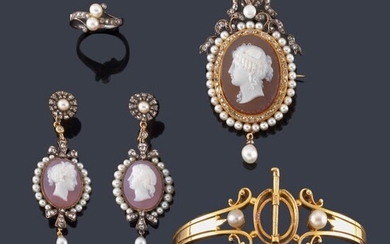 Delicado semi-parure con pendientes, brazalete, anillo y broche con motivo de camafeo en ágata, perlitas y diamantes talla antigua. S. XIX.