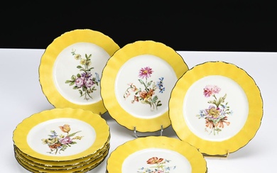 Douze assiettes à dessert en porcelaine peintes, de fleurs 19ème siècle