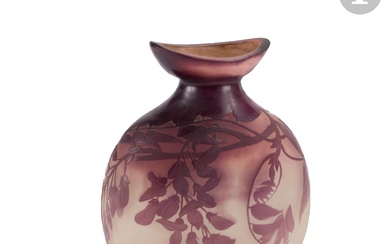 ÉTABLISSEMENTS GALLÉ (1904-1936) Glycine Vase en forme de gourde méplate. Épreuve en verre multicouche au...