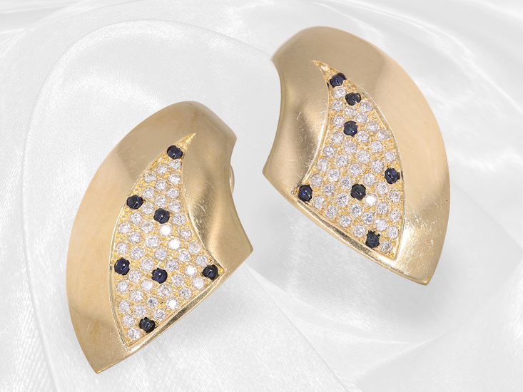 Earrings: rare and extremely decorative sapphire/brilliant designer goldsmith work, made in 18K gold, ca.1.17 ct brilliants