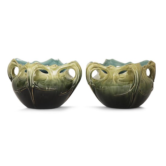 FAÏENCERIE DE BRUYN & HECTOR GUIMARD (D'APRÈS) Paire de cache-pots en faïence, modèle inspiré du vase de Chalmont, circa 1890-1900,...