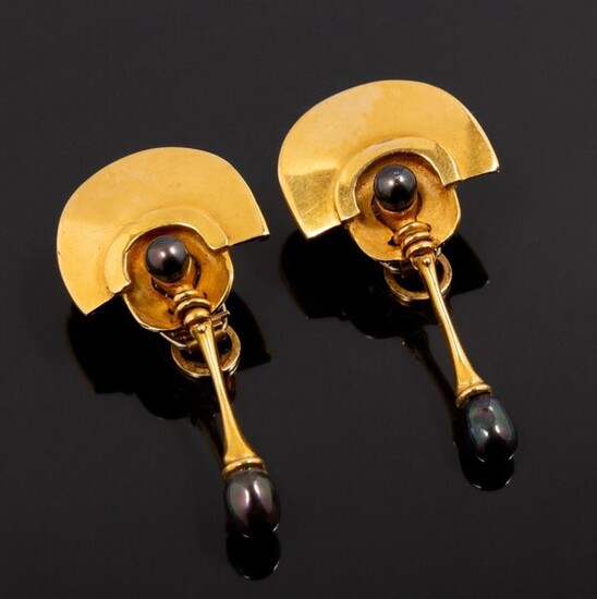 Fan-shaped earrings in 18k yellow gold (750 thousandths) adorned with...