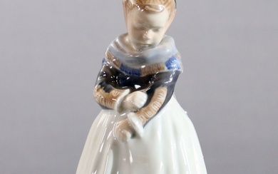 Figurine en porcelaine, jeune fille d'Amag en costume régional, manufacture Royal Copenhagen Denmark, numéro de...