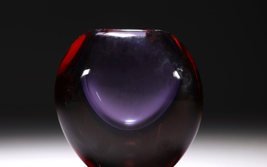 Flavio POLI (1900-1984) Vase en verre nuancé violet rouge et brun, travail italien exécuté par...