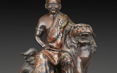GROUPE en bronze et émaux champlevé, représentant un Arhat assis sur un lion bouddhique. Japon, période Meiji, fin du XIXe siè...