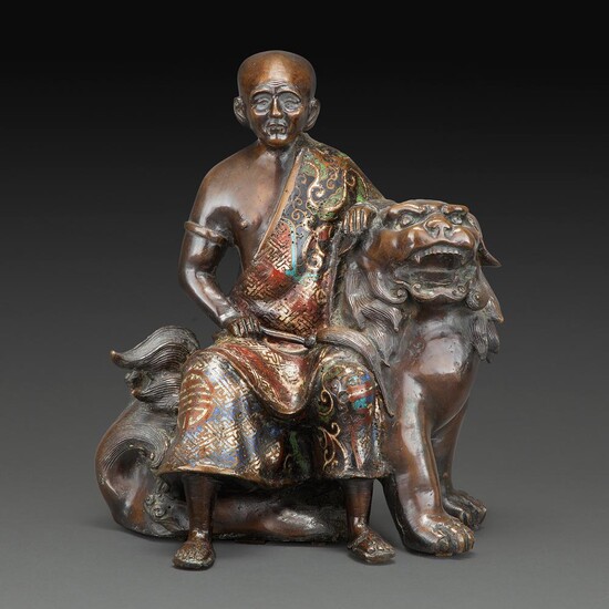 GROUPE en bronze et émaux champlevé, représentant un Arhat assis sur un lion bouddhique. Japon, période Meiji, fin du XIXe siè...