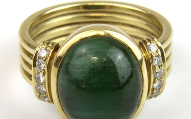 Gelbgold-Ring mit Turmalin-Katzenauge und Diamanten, handgefertigte Ringschiene gepunzt 585, Ringkopf mit gefasstem ovalem Turmalin-Katzenaugencabochon, ca....