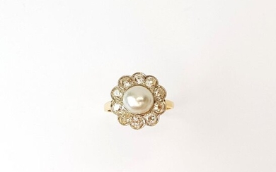 Gold Ring 750 ‰ decorated with a button cultured pearl in a diamond setting TA, TDD 59, PB 4.6 g
