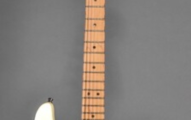Guitare électrique, Fender, "Stratocaster", USA, années 90, longueur 97 cm x 32 cm, étui rigide...