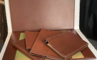 HERMES Brown grained leather desk set comprising five items numbered RM (some traces of use): - A blotter with blotter, 51 x 35 cm closed, - A document protector (in its cover, 22.5 x 32 cm) - A telephone book holder (pages torn out), 23 x 16 cm -...
