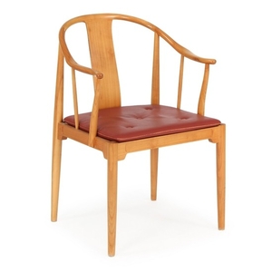 Hans J. Wegner: “China chair”. Armchair with cherry wood frame. Seat cushion upholstered with red leather. Manufactured by Fritz Hansen, 1982.