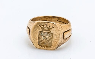 Knight's ring in vermeil (800 thousandths) engraved with a coat...