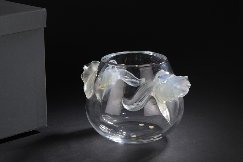 LALIQUE France Vase ovoïde en cristal translucide préssé moulé modèle "Orchidées". Signé "Lalique France" H_16,5...