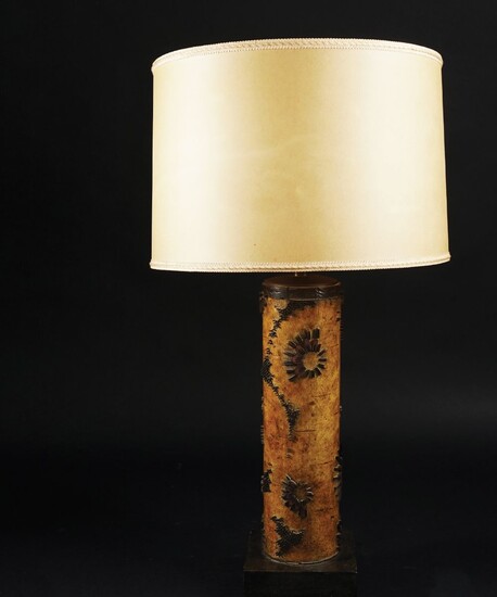 Lampada da tavolo con fusto cilindrico in legno decorato da motivi floreali...