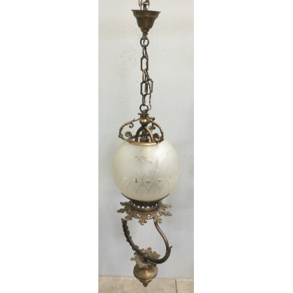 Lampadarietto ad una fiamma in bronzo dorato e cesellato, paralume sferico in vetro inciso (h cm 110) (difetti)