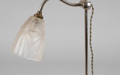 Lampe de table France vers 1920, pied fin en métal chromé avec un bras fin,...