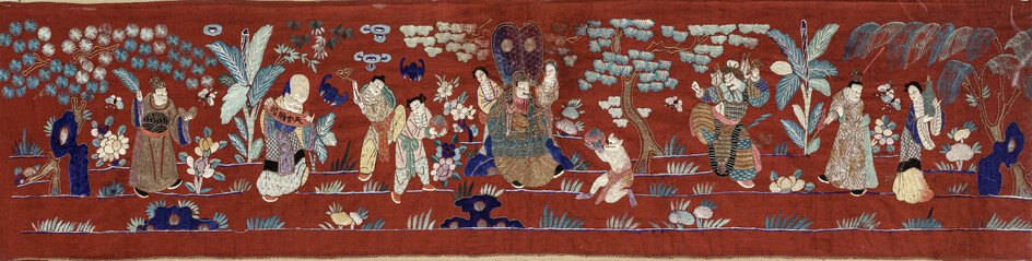 Les Huit Immortels accompagnés d'enfants dans un paysage, broderie sur fond rouge, Chine, XIX-XXe s., 150x38cm environ