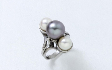 Marquise ring in white gold 750 thousandths adorned with a grey cultured pearl of about 9.9 mm with 2 white cultured pearls. Circa 1960.