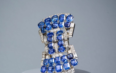 Mauboussin, broche double clip Art déco en saphir et diamant, France, vers 1935, conçue comme...