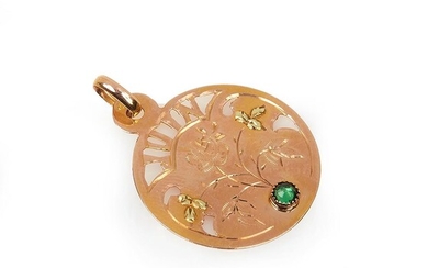 Médaille en or rose 18K (750/°°), à décor floral finement ciselé, monogrammée au dos. Poids...