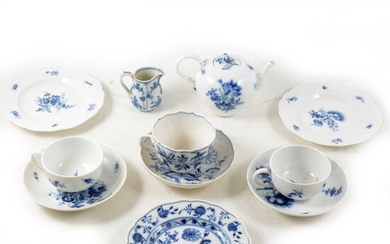 Meissen blue and white porcelain ovoid teapot