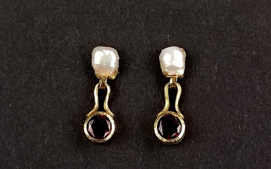 Modern pair of designer stud earrings by Maar, 750/18K yellow gold (hallmarked), total weight 6g, f