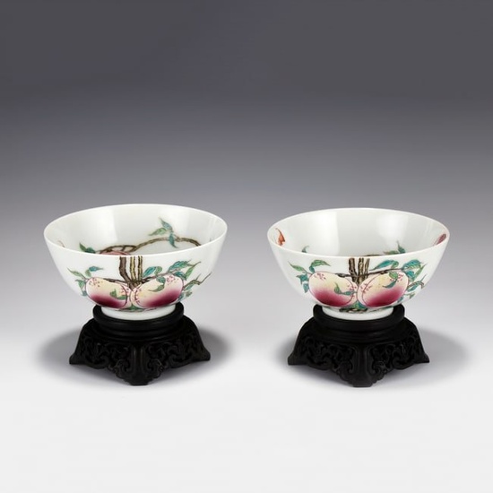 PAIR OF YONGZHENG FAMILLE ROSE BOWLS ON STAND