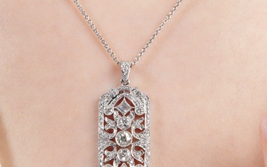 PENDENTIF PLAQUE DIAMANTS Il est de forme rectangulaire ajouré d'arabesques serties de diamants taille brillant...
