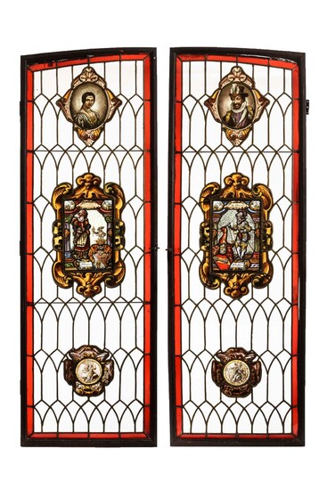 Paar große Bleiglasfenster im Renaissance-Stil.