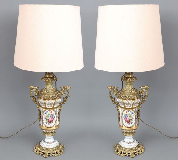 Paar prunkvolle Tischlampen mit Porzellanfuessen in Form von Vasengefaessen