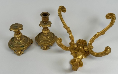 Paire de bougeoirs bronze doré et ciselé à décor de motifs feuillagés. H. 16 cm....