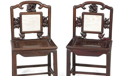 Paire de chaises en bois sculpté, chinoises, avec dossier ajouré décoré de fruits et plaque...