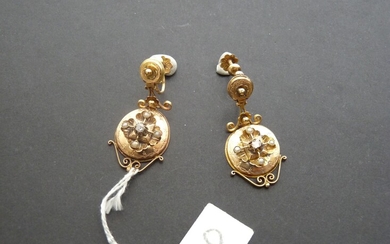 Paire de pendants d'oreilles anciens en or jaune 18K (750/oo) à trois parties articulées décorées...