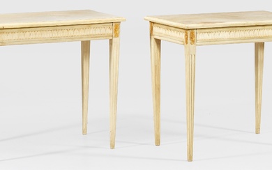 Paire de tables d'appoint de style Louis XVI Bois, teinté crème et en partie doré....