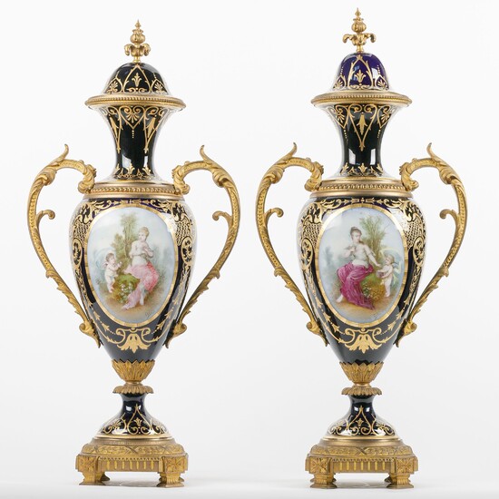 Paire de vases et leurs couvercles. Porcelaine 'dans le goût de Sèvres' à rehauts d'or...