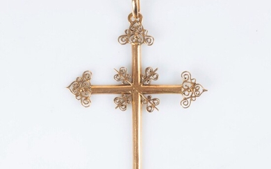 Pendentif croix en or filigrané. XIXème siècle. L'arrière gravé ML. 4,13 g. 5,7 cm