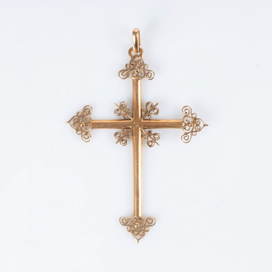 Pendentif croix en or filigrané. XIXème siècle. L'arrière gravé ML. 4,13 g. 5,7 cm