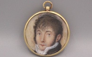 Pendentif en or orné d’une miniature représentant le portrait d’un gentilhomme - Poids brut :...