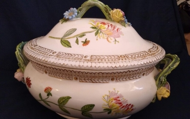 “Perlestellet” porcelain tureen privately decorated in colours and gold with flowers. Royal Copenhagen. L. 33 cm.